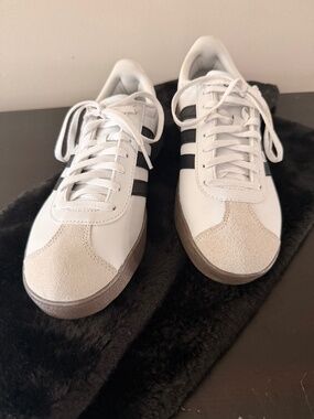 Adidas White & Black Stripe Sneakers Gum Sole Size 9 Casual Classic